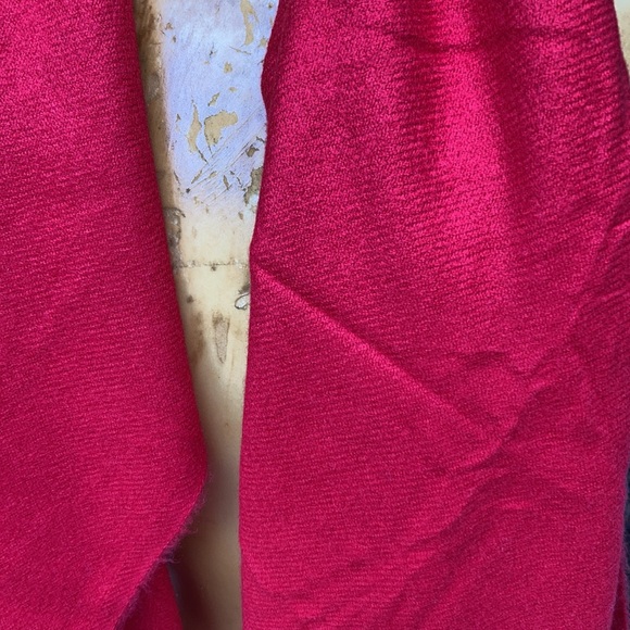 Red extra large shawl Pretty Persuasions - Picture 8 of 8